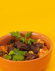 Запеченное рагу из говядины с перловкой и овощами