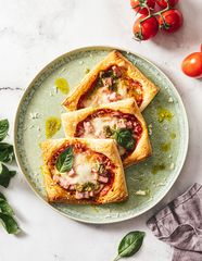 Мини-пиццы с колбасой, моцареллой  и соусом песто