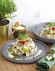Салат «Уолдорф» с курицей, грушами и заправкой из йогурта