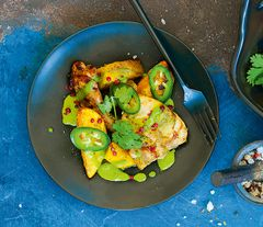 Курица с ананасом и соусом мохо