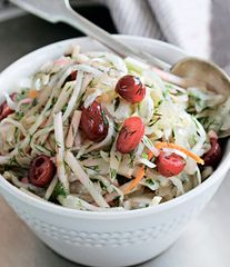 Зимний салат из квашеной капусты с яблоками и клюквой