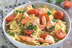 Теплый салат из пасты с креветками