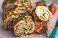 Роллы из омлета с овощами