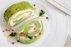 Сырный рулет с брокколи и помидорами