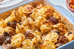 Запеканка из пельменей с сырным соусом 
