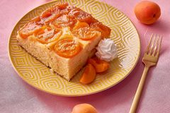 Карамельный абрикосовый пирог
