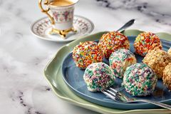 Сырные лоллипопы в ореховой панировке