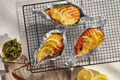 Жареный лосось с цитрусовым соусом