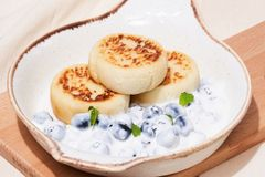 Фитосырники под чернично-йогуртовым соусом