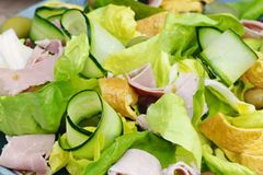 Салат романо с ветчиной, омлетом, огурцами и оливками