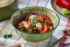 Фунчоза с курицей и овощами