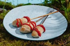 Эскимо из фарша, начиненные сыром