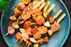 Шашлычки с колбасками, креветками и овощами 