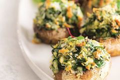 Шампиньоны, фаршированные зеленью