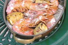 Лангустины, запеченные на соли, с домашним сладким соусом чили