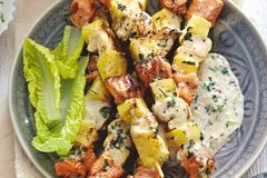 Сатай из лосося и трески с ананасом и кокосовым молоком