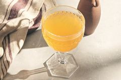 Холодный зеленый чай с сиропом из апельсиновых корок