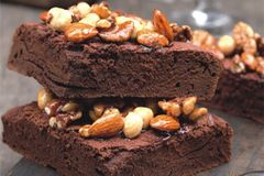 Шоколадный брауни с карамельными орехами