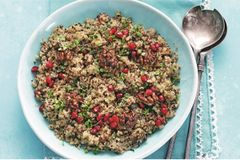 Салат из киноа с баклажанами и карамелизованными орехами