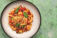 Цельнозерновая паста с морепродуктами и помидорами