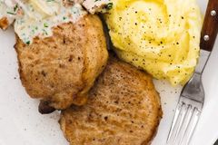 Мясо с грибами в сметанном соусе