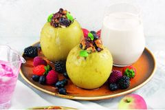 Печеные яблоки с ягодами и орехами