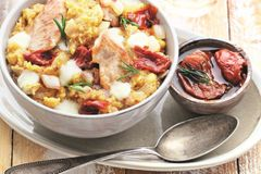 Кукурузная каша с индейкой, вялеными помидорами и сулугуни