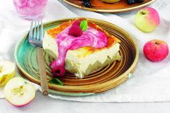 Творожная запеканка с яблоками и ягодным соусом