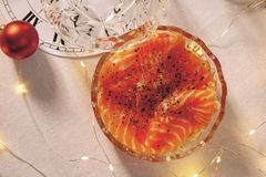 Красная соленая рыба с лучком