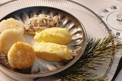 Тефтели из щуки с грибным соусом и картофельным пюре