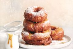 Творожные пончики с карамелью