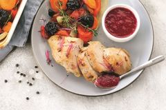 Запеченное куриное филе с овощами и сухофруктами