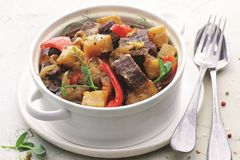 Жаркое из говядины с перцем и сельдереем на квасе