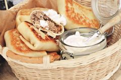 Блинчики с говяжьим языком и жареным луком