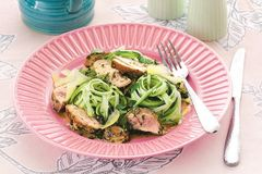 Курица с соусом песто и лапшой из цукини