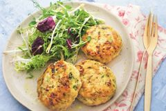 Котлеты из куриной грудки и бедрышек с зеленью