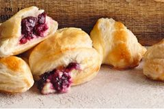 Слойки с сыром и вишней