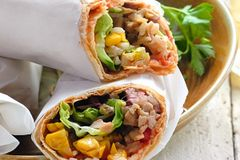 Буритто с цыпленком, рисом, кукурузой и авокадо