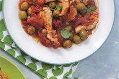 Тушеная куриная грудка с помидорами