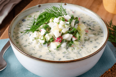 Кефирная окрошка с запеченной пряной курицей