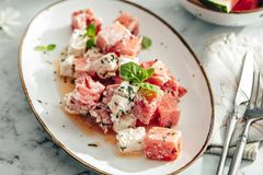 Салат из арбуза с фетой, мятой и лаймом