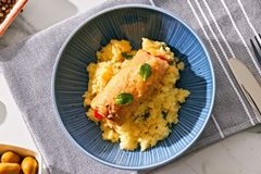 Рыбные рулеты с помидорами и сыром, запеченные в фольге, с кускусом