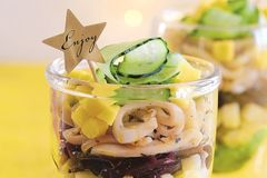 Салат с манго в стакане