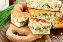 Заливной пирог с зелёным луком и яйцом