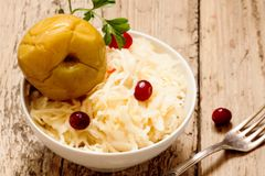 Мочёные яблоки с капустой