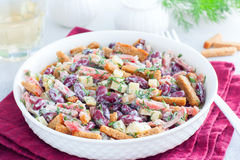 Салат с фасолью, колбасой и сухариками