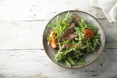 Салат с ростбифом, руколой и черри
