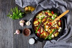 Говядина, тушённая в белом вине с овощами