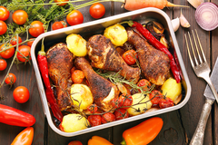 Куриные голени, запечённые с овощами в духовке