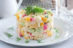 Салат с крабовыми палочками и кукурузой 